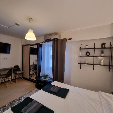 Central & Comfy, Peaceful Apt In ヤシ エクステリア 写真
